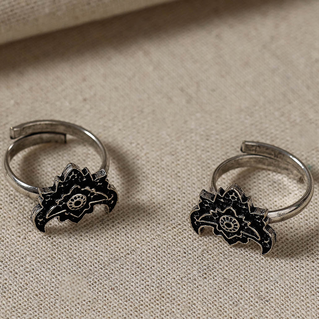 Antique Silver Finish Oxidised Brass Base Toe Ring (Adjustable)