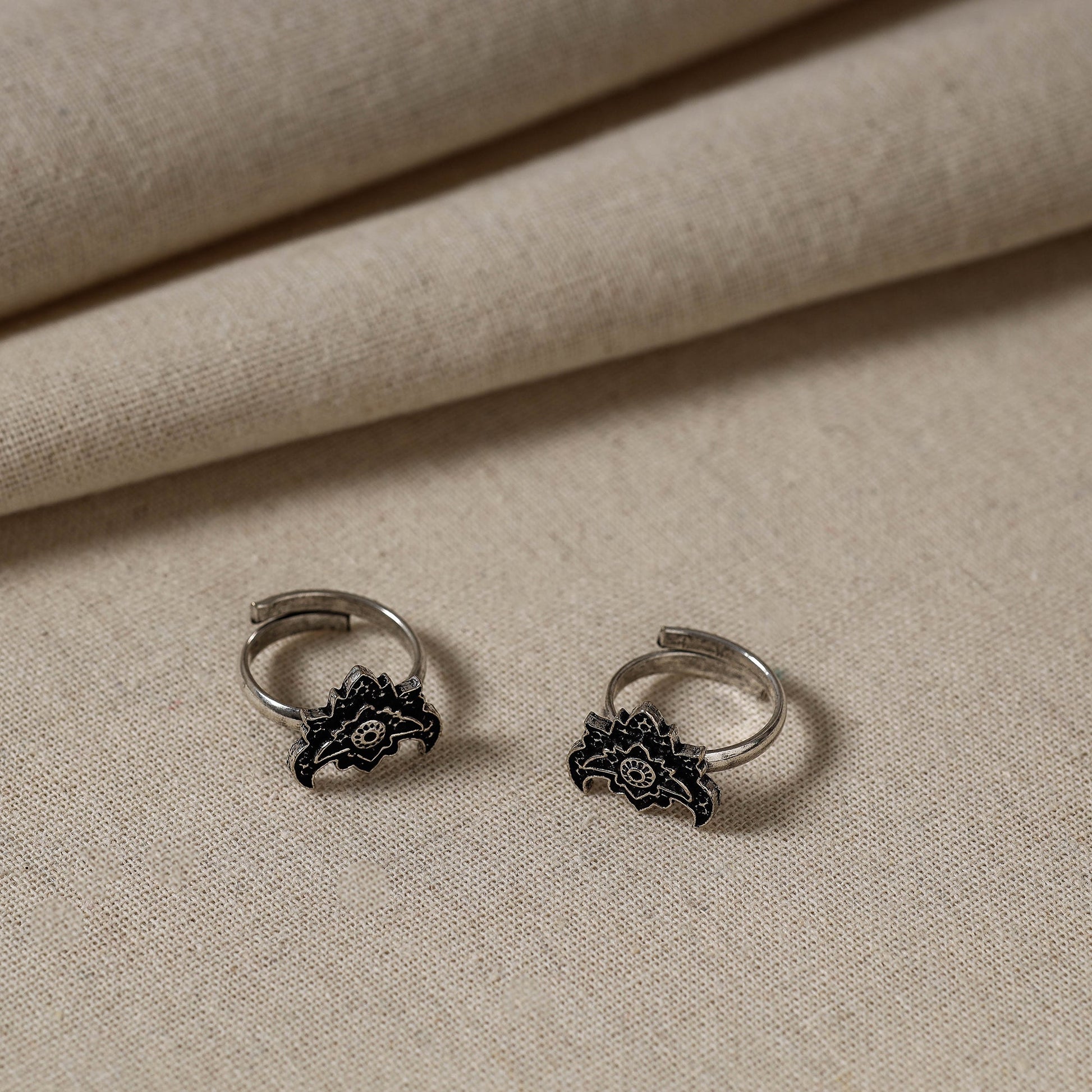 Antique Silver Finish Oxidised Brass Base Toe Ring (Adjustable)