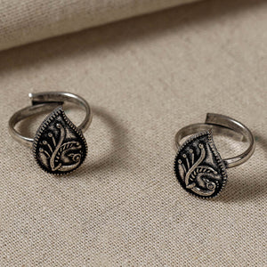 Antique Silver Finish Oxidised Brass Base Toe Ring (Adjustable)