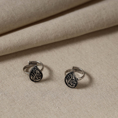 Antique Silver Finish Oxidised Brass Base Toe Ring (Adjustable)