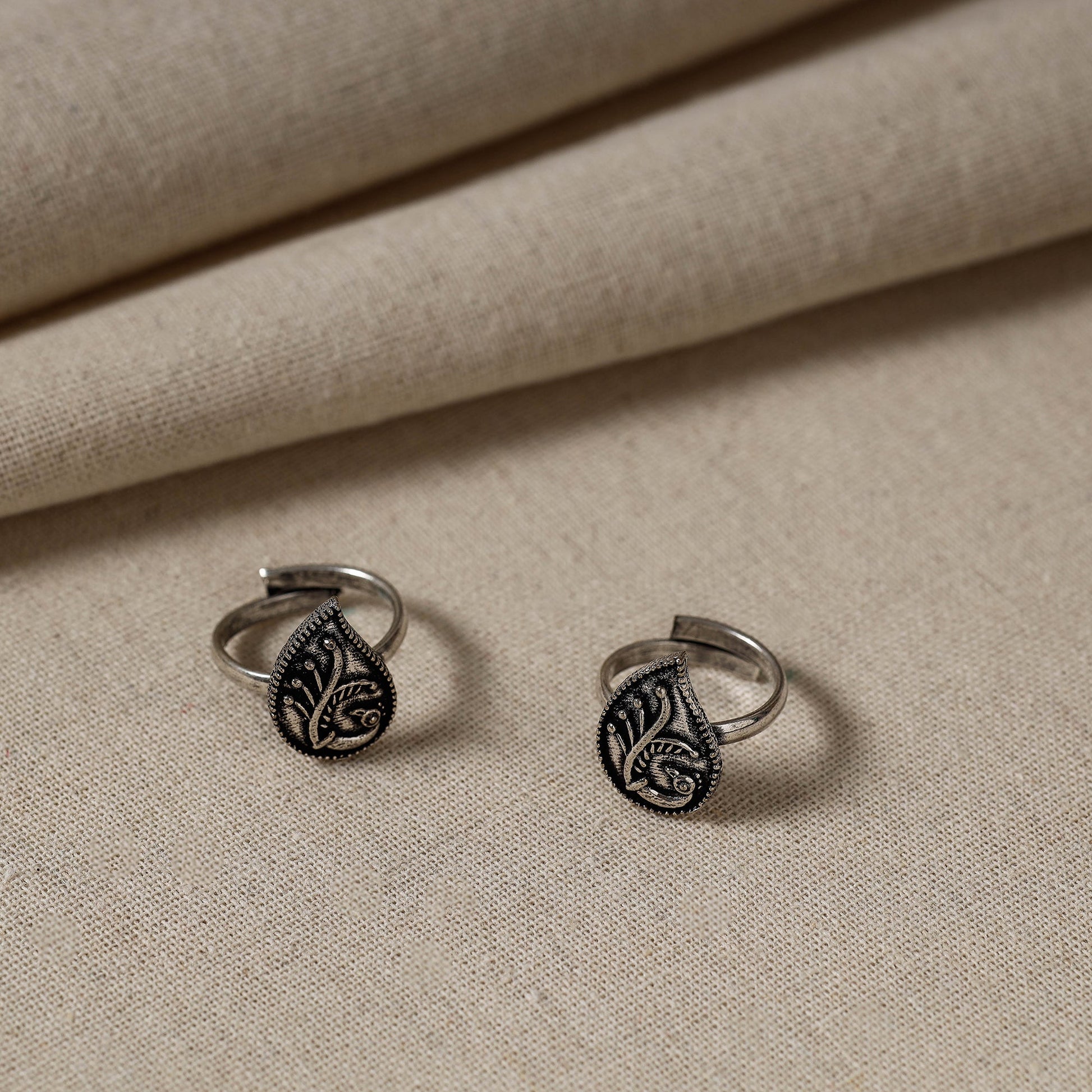 Antique Silver Finish Oxidised Brass Base Toe Ring (Adjustable)
