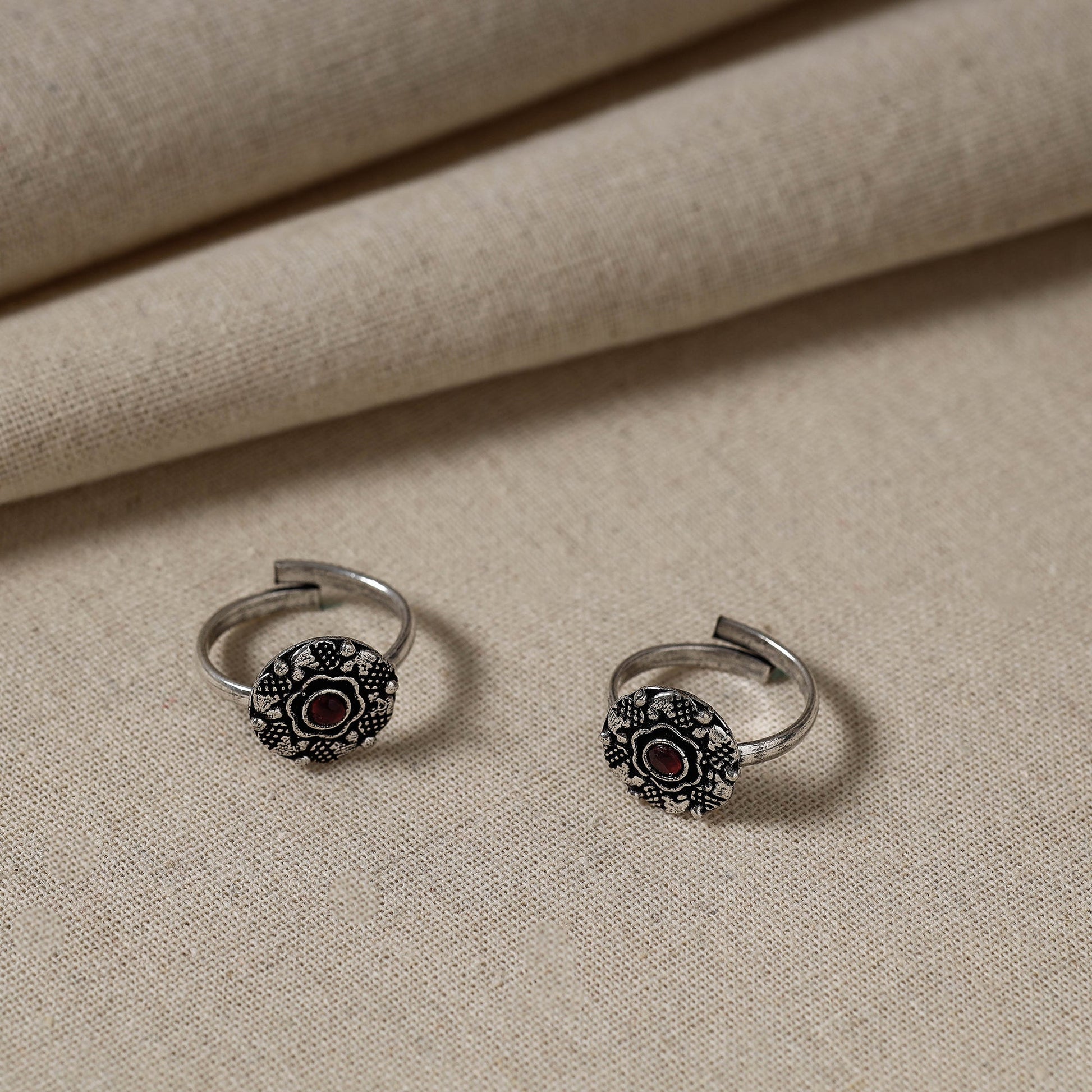 Antique Silver Finish Oxidised Brass Base Toe Ring (Adjustable)