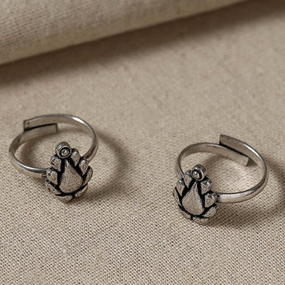 Antique Silver Finish Oxidised Brass Base Toe Ring (Adjustable)