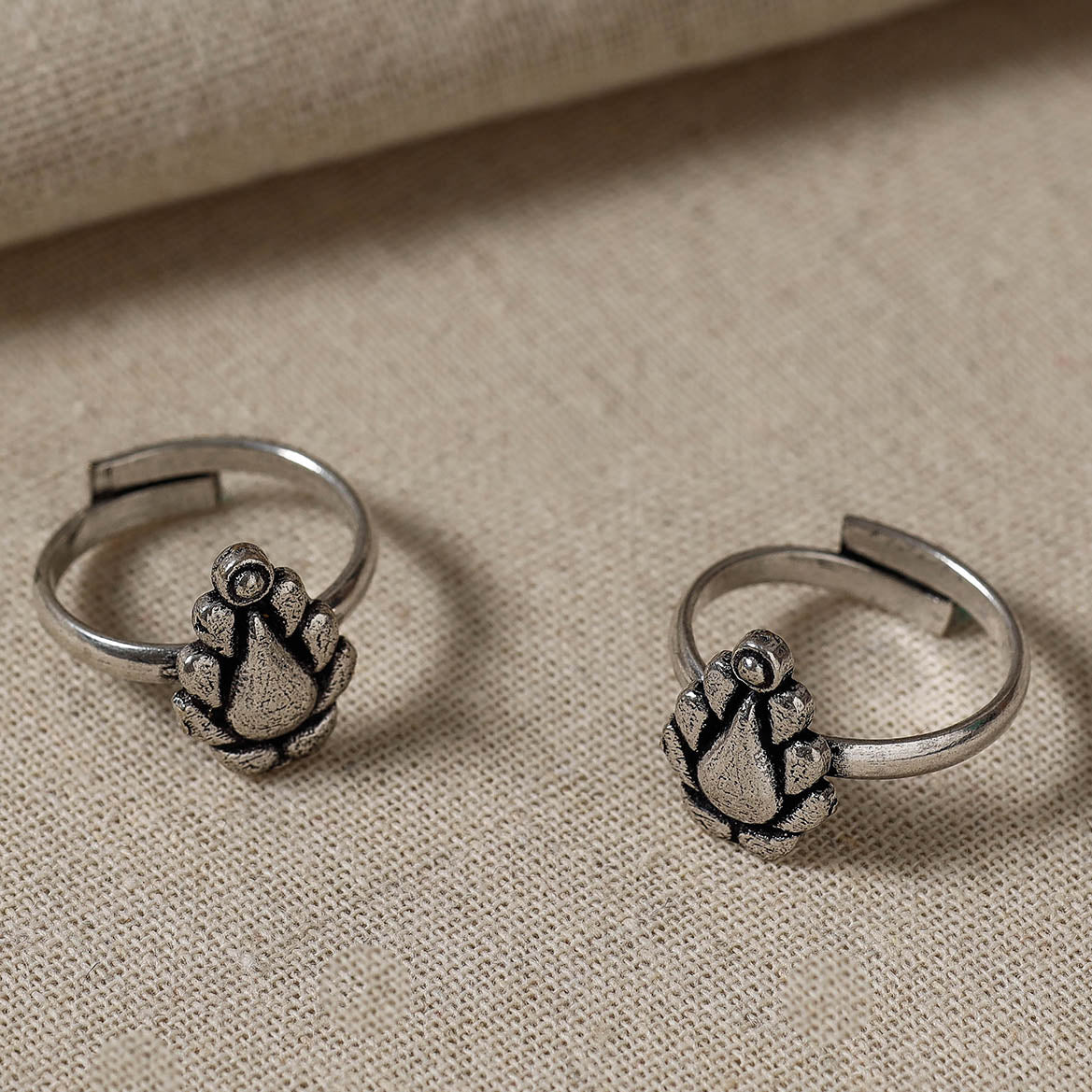 Antique Silver Finish Oxidised Brass Base Toe Ring (Adjustable)