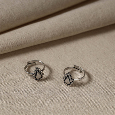 Antique Silver Finish Oxidised Brass Base Toe Ring (Adjustable)