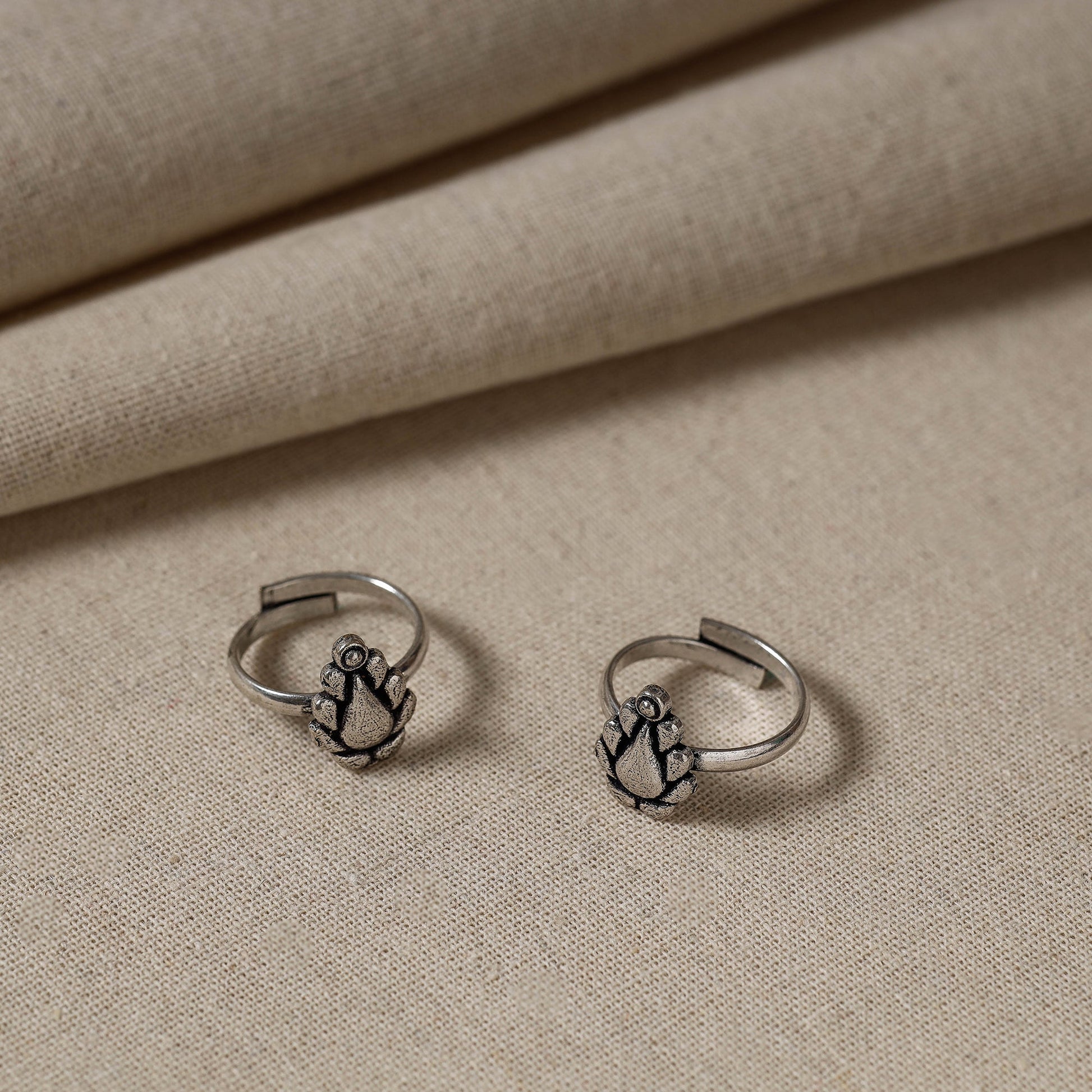 Antique Silver Finish Oxidised Brass Base Toe Ring (Adjustable)
