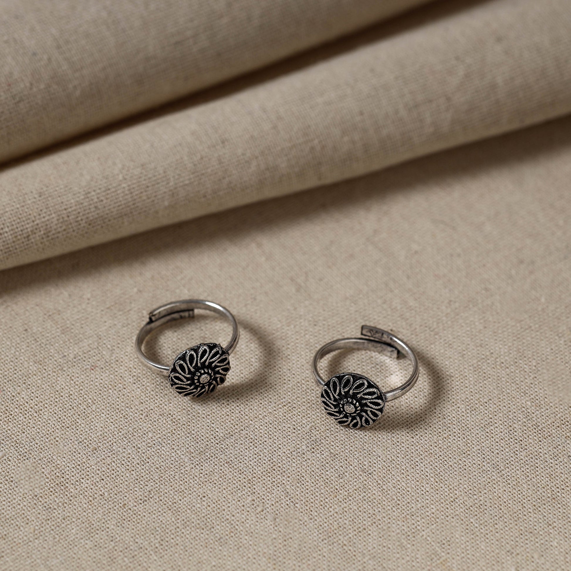 Antique Silver Finish Oxidised Brass Base Toe Ring (Adjustable)