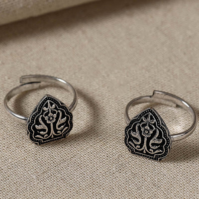 Antique Silver Finish Oxidised Brass Base Toe Ring (Adjustable)