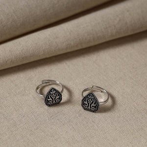 Antique Silver Finish Oxidised Brass Base Toe Ring (Adjustable)