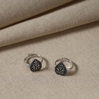 Antique Silver Finish Oxidised Brass Base Toe Ring (Adjustable)