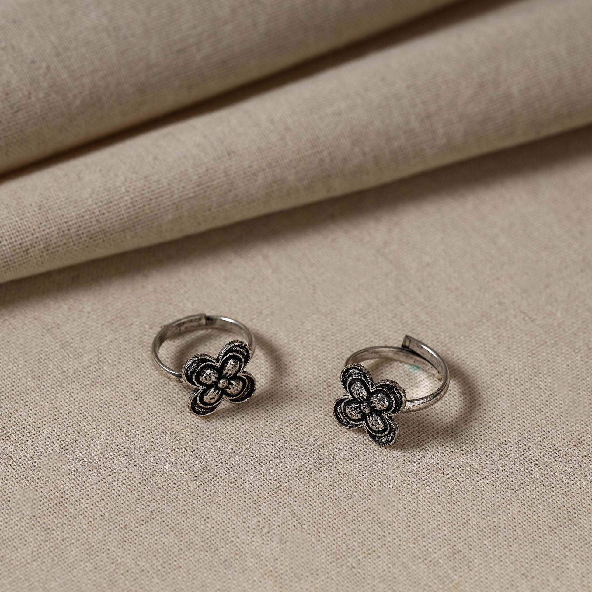Antique Silver Finish Oxidised Brass Base Toe Ring (Adjustable)