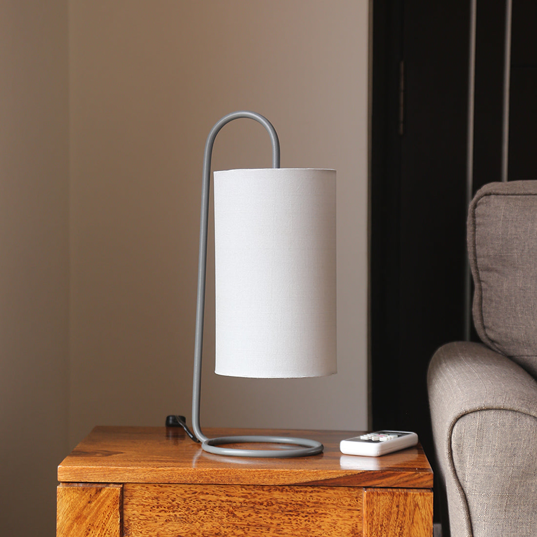 'White Coiled' Handcrafted Arched Table Lamp In Iron (17 Inch)
