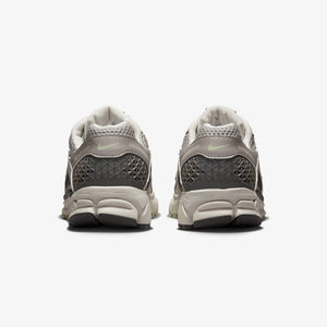 Nike | ZOOM VOMERO 5  { COBBLESTONE/LIGHT BONE-LIGHT BONE