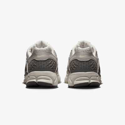 Nike | ZOOM VOMERO 5  { COBBLESTONE/LIGHT BONE-LIGHT BONE