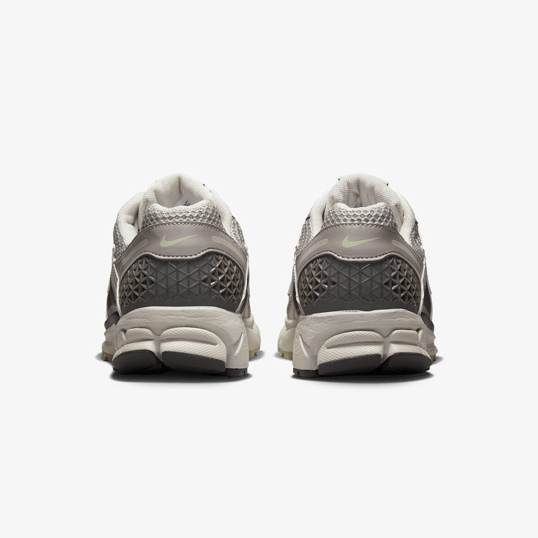 Nike | ZOOM VOMERO 5  { COBBLESTONE/LIGHT BONE-LIGHT BONE
