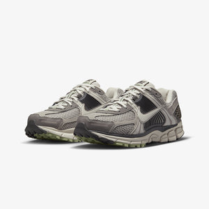 Nike | ZOOM VOMERO 5  { COBBLESTONE/LIGHT BONE-LIGHT BONE