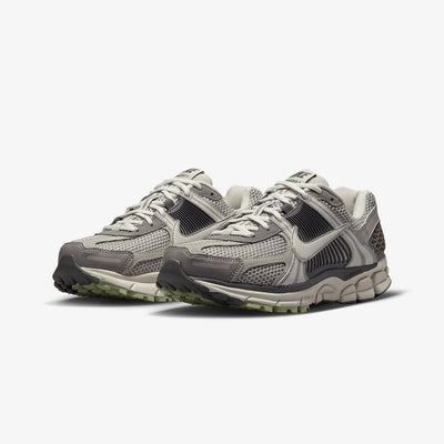 Nike | ZOOM VOMERO 5  { COBBLESTONE/LIGHT BONE-LIGHT BONE