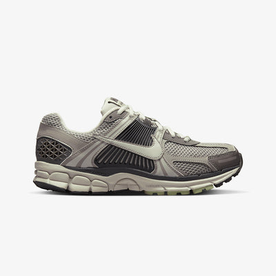 Nike | ZOOM VOMERO 5  { COBBLESTONE/LIGHT BONE-LIGHT BONE