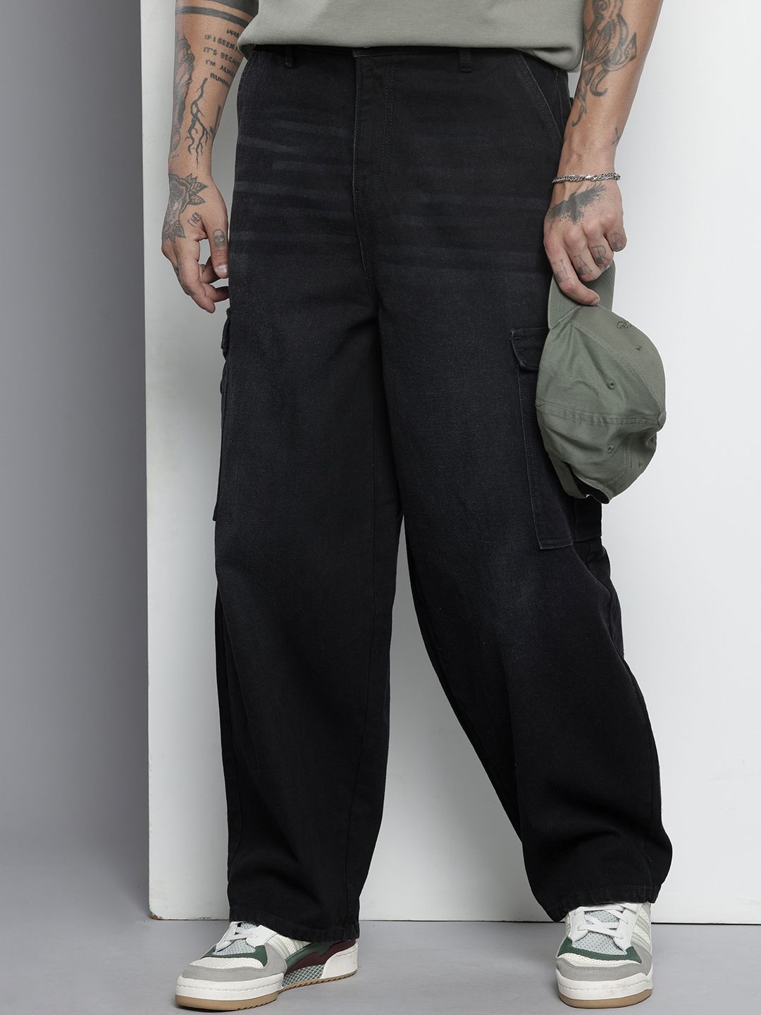 Men's Black Relaxed Fit Solid Cargo Jeans