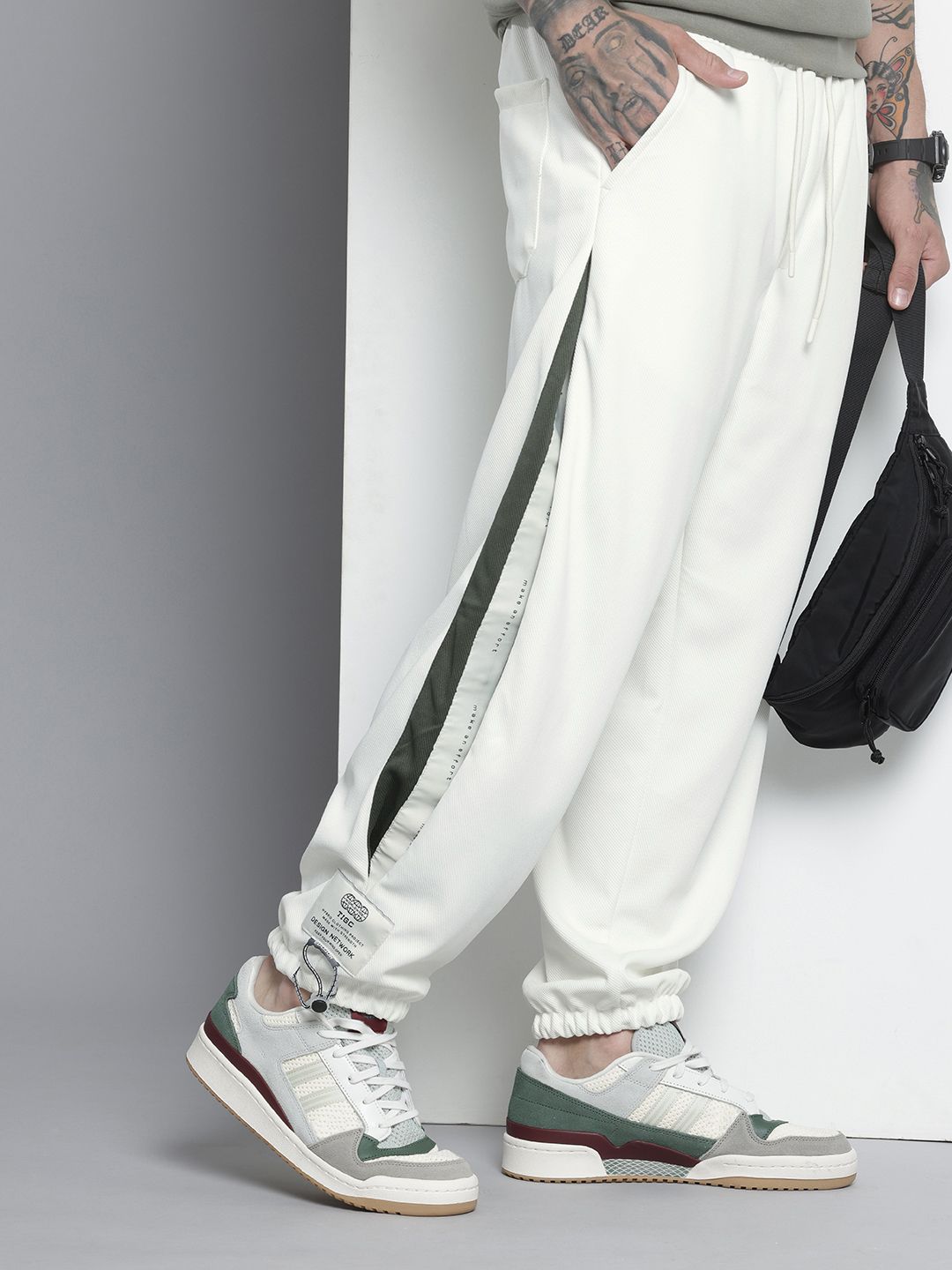 Men's White Relaxed Fit Textured Baggy Joggers