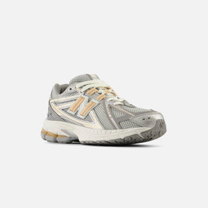 New Balance GS 1906 - Silver Metallic / Peach