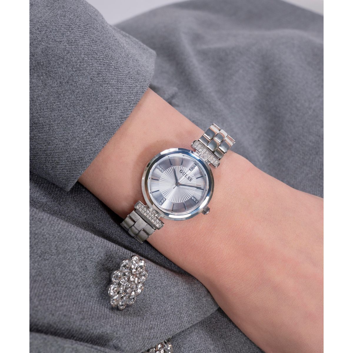 Array Women Quartz Silver Dial Analog Stainless Steel Watch GW0762L1