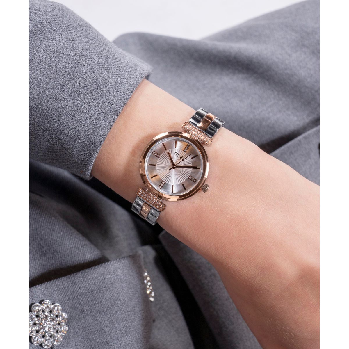 Array Women Quartz Silver Dial Analog Stainless Steel Watch GW0762L4