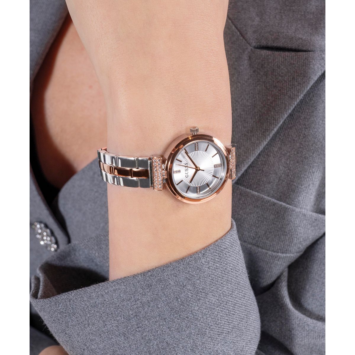 Array Women Quartz Silver Dial Analog Stainless Steel Watch GW0762L4