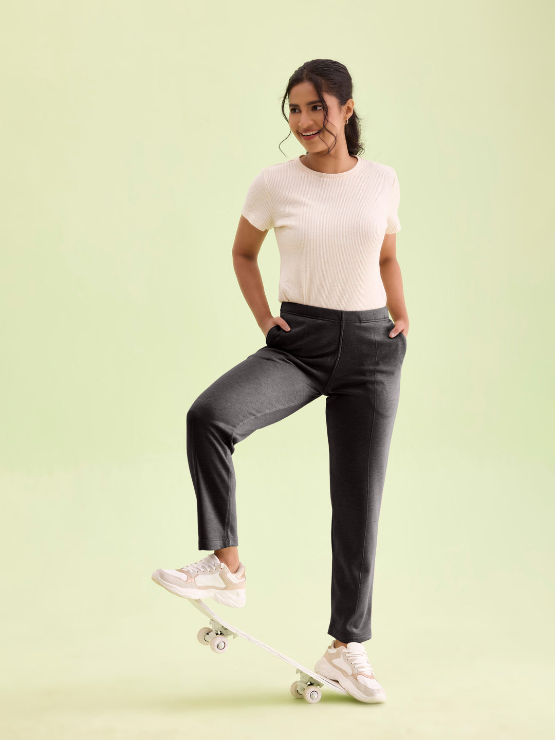 Women Solid Black Mid Rise Ultra Warm Kurti Pant