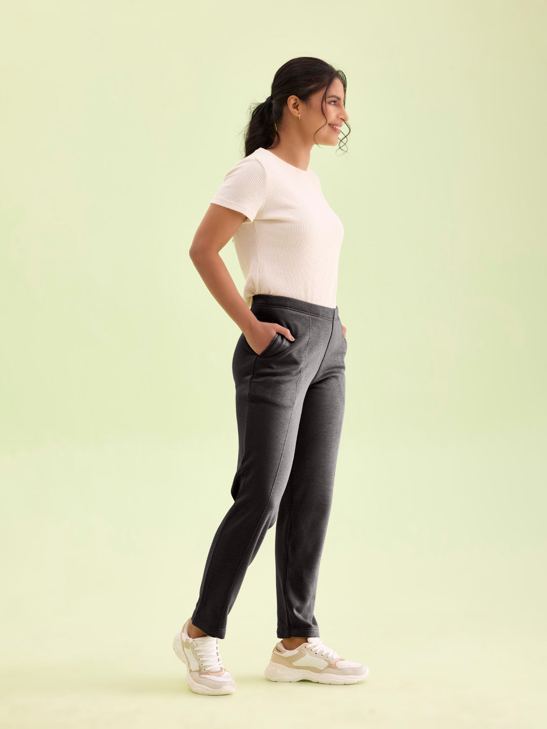 Women Solid Black Mid Rise Ultra Warm Kurti Pant