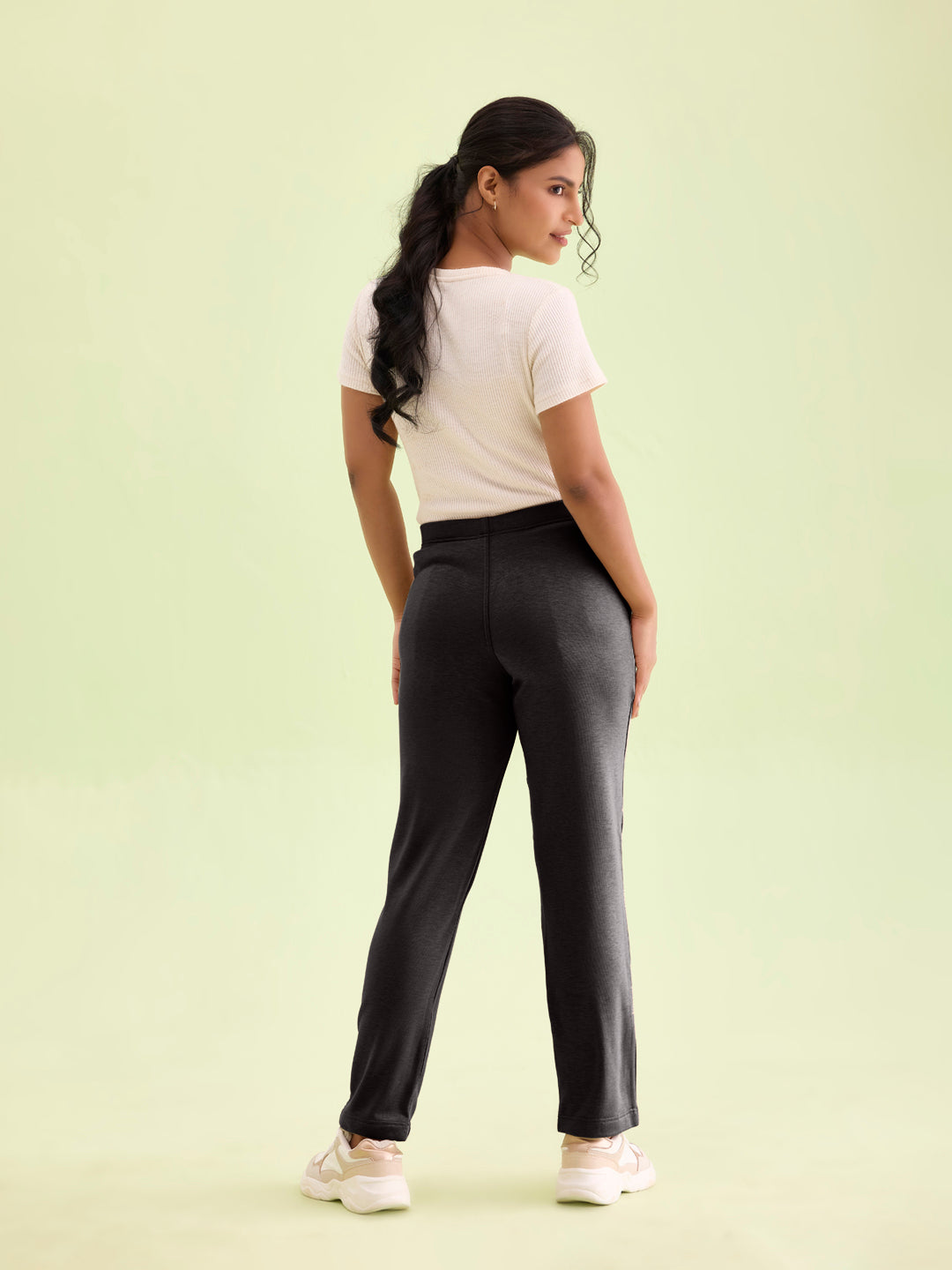 Women Solid Black Mid Rise Ultra Warm Kurti Pant