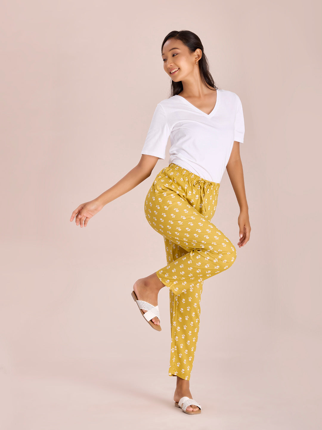 Women Printed Yellow Woven Mid Rise Viscose Lounge Pants