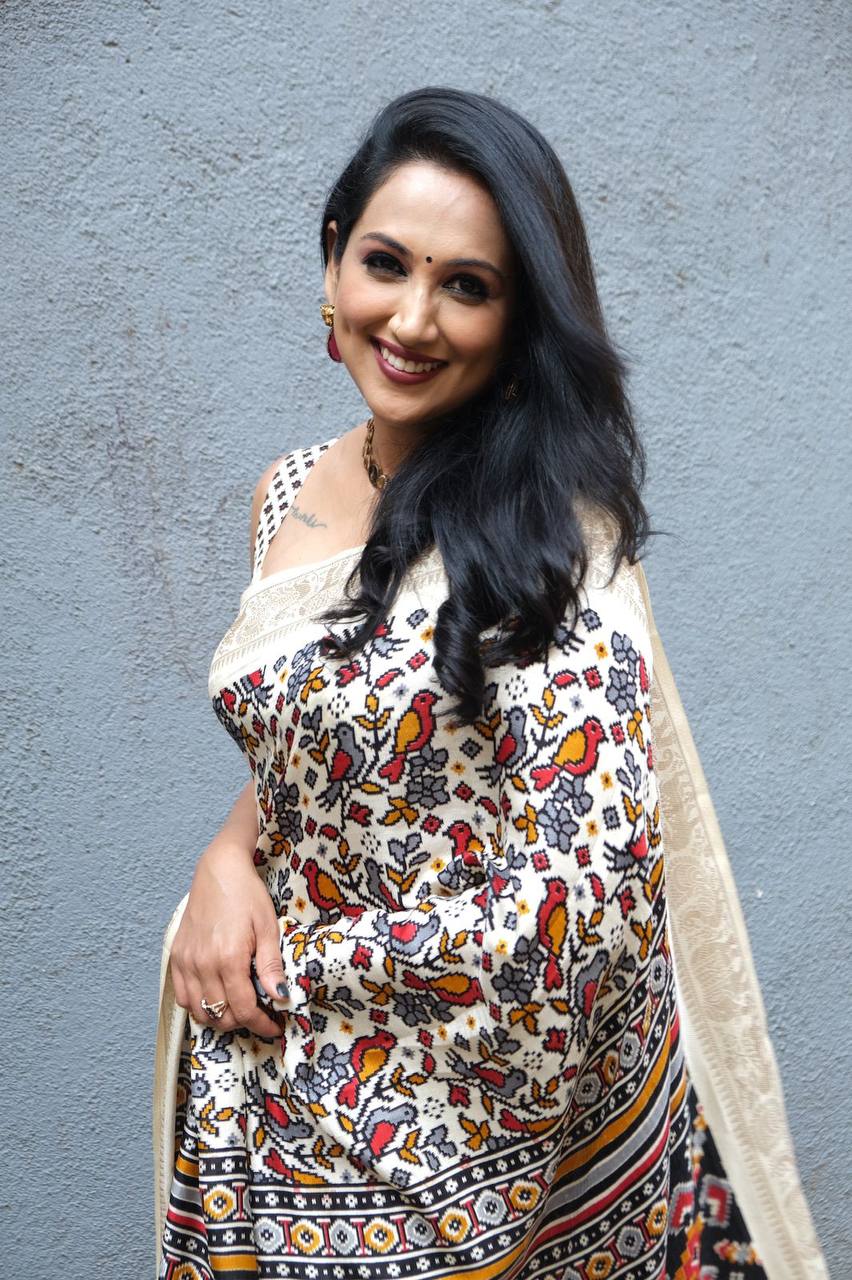 Pashmina ivory white  Ikkat Silk Saree