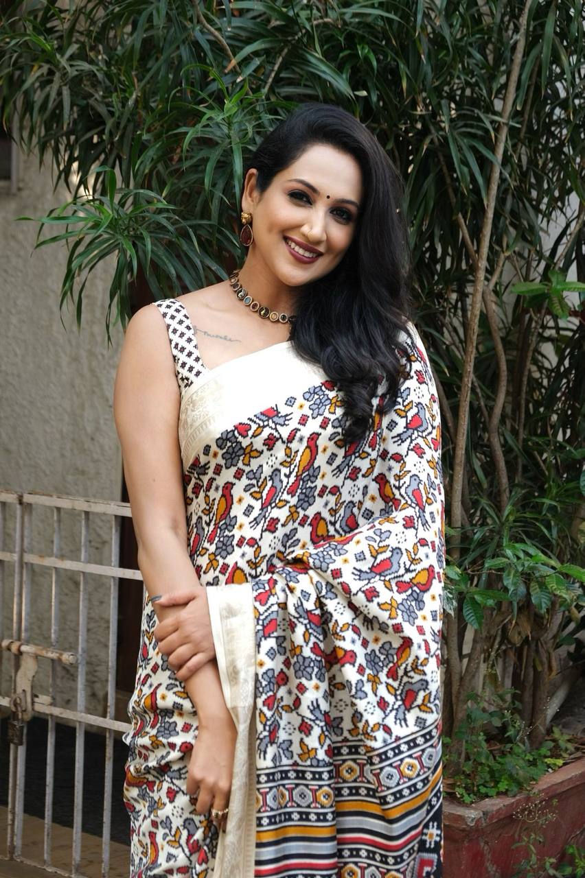 Pashmina ivory white  Ikkat Silk Saree