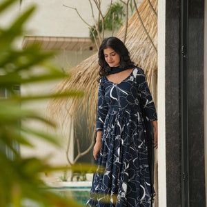 Nibedita linear suit set