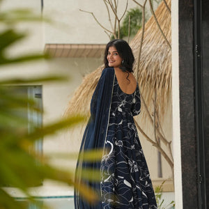 Nibedita linear suit set