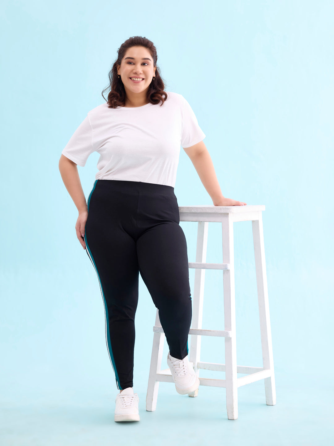 Women Solid Black Stripe Mid Rise Active Leggings