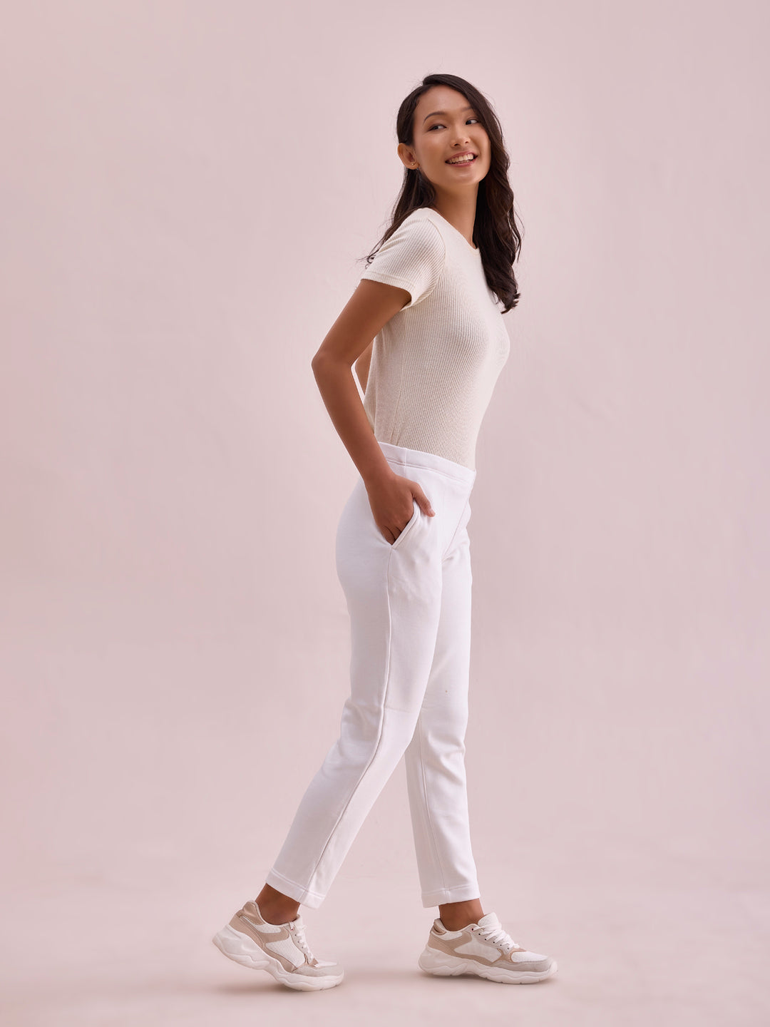 Women Solid White Mid Rise Ultra Warm Kurti Pant