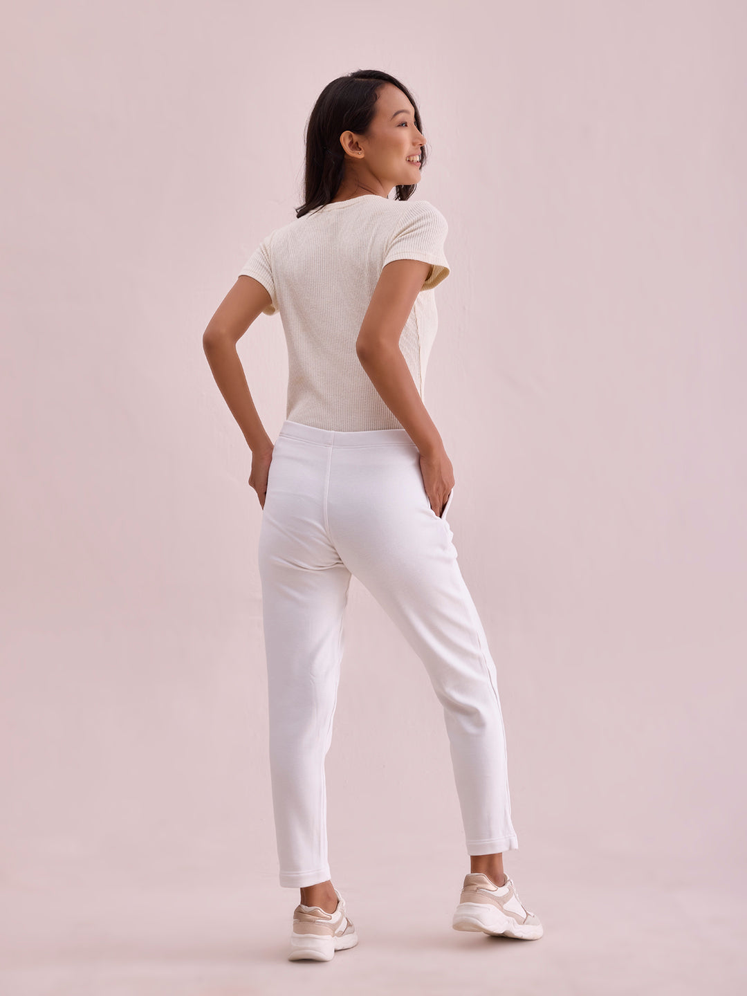 Women Solid White Mid Rise Ultra Warm Kurti Pant