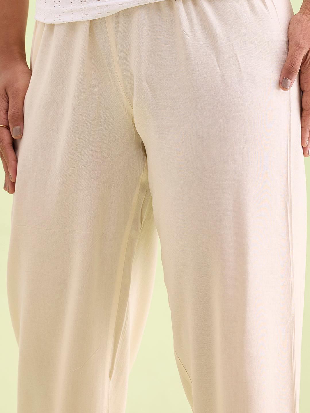 Women Solid Ecru Mid Rise Casual Pants