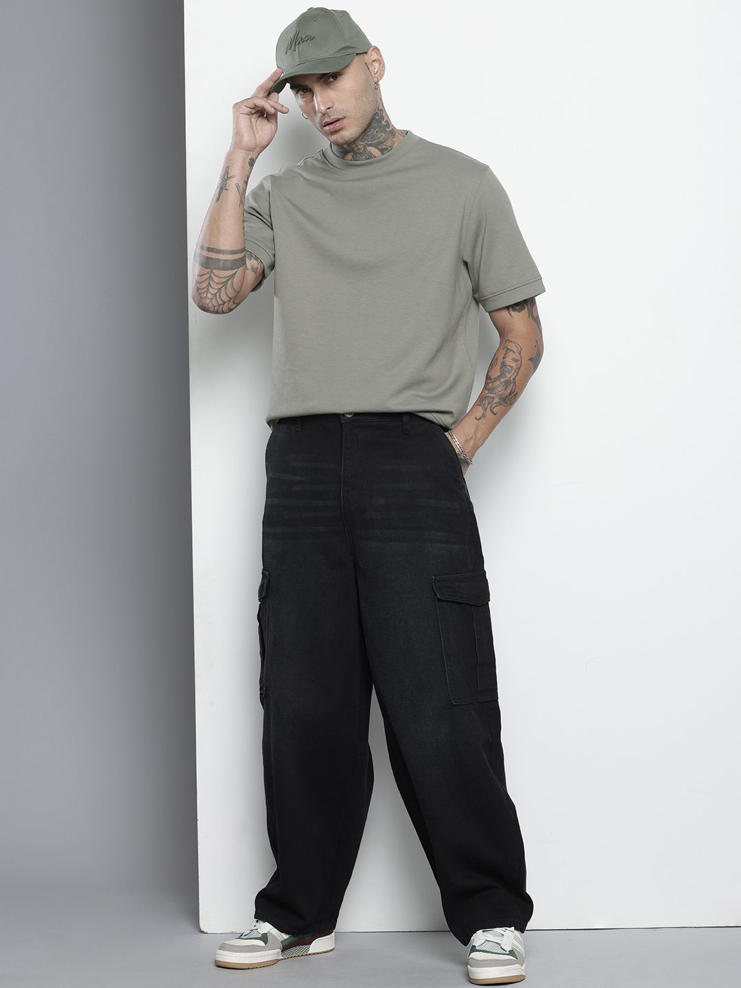 Men's Black Relaxed Fit Solid Cargo Jeans