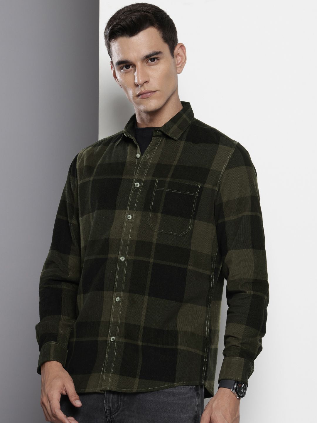 Men's Black Regular Fit Checked Casual Shirt