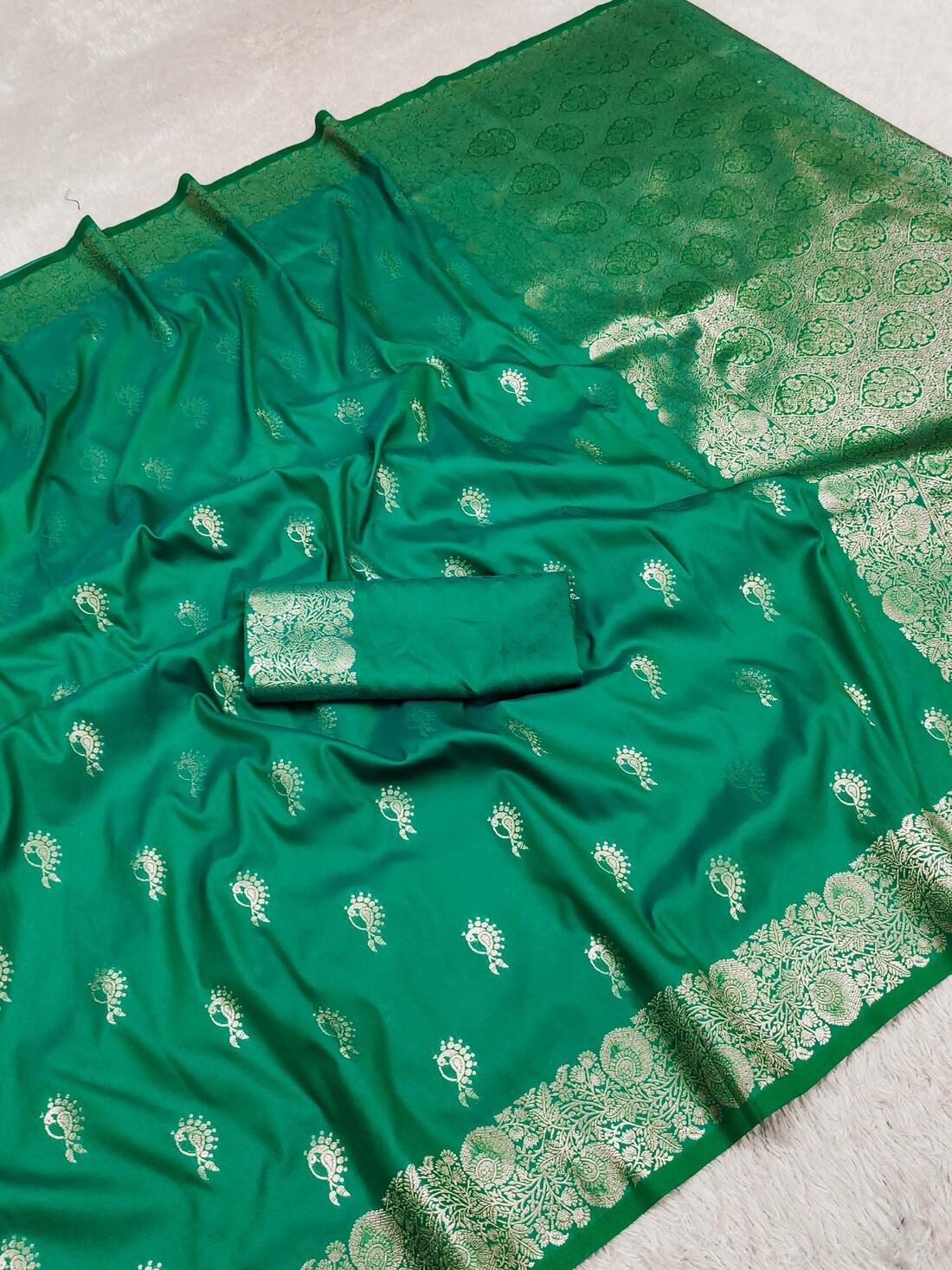 Lovely Green Soft Banarasi Silk Saree With Majestic Blouse Piece