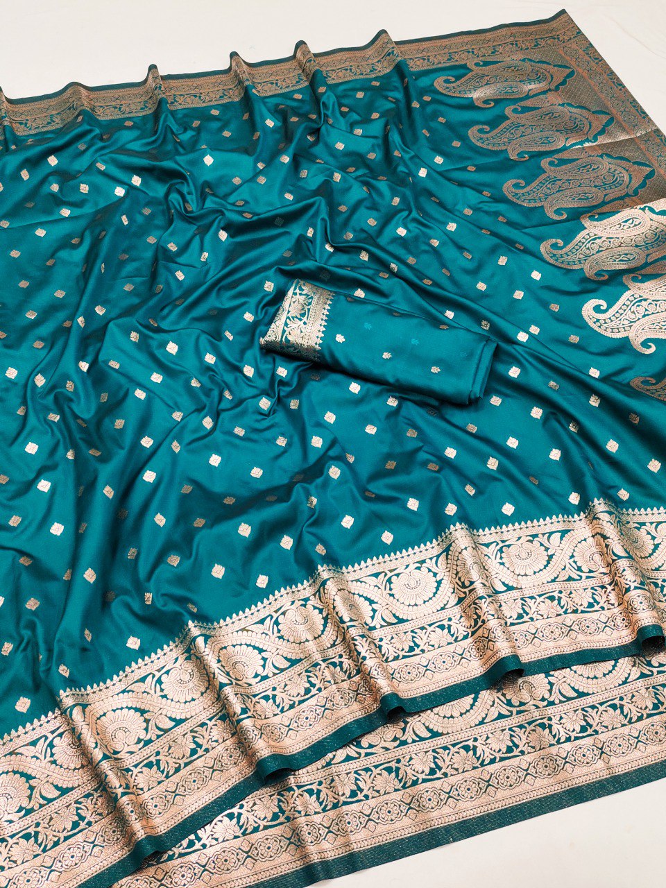 Murmurous Rama Soft Banarasi Silk Saree With Lissome Blouse Piece