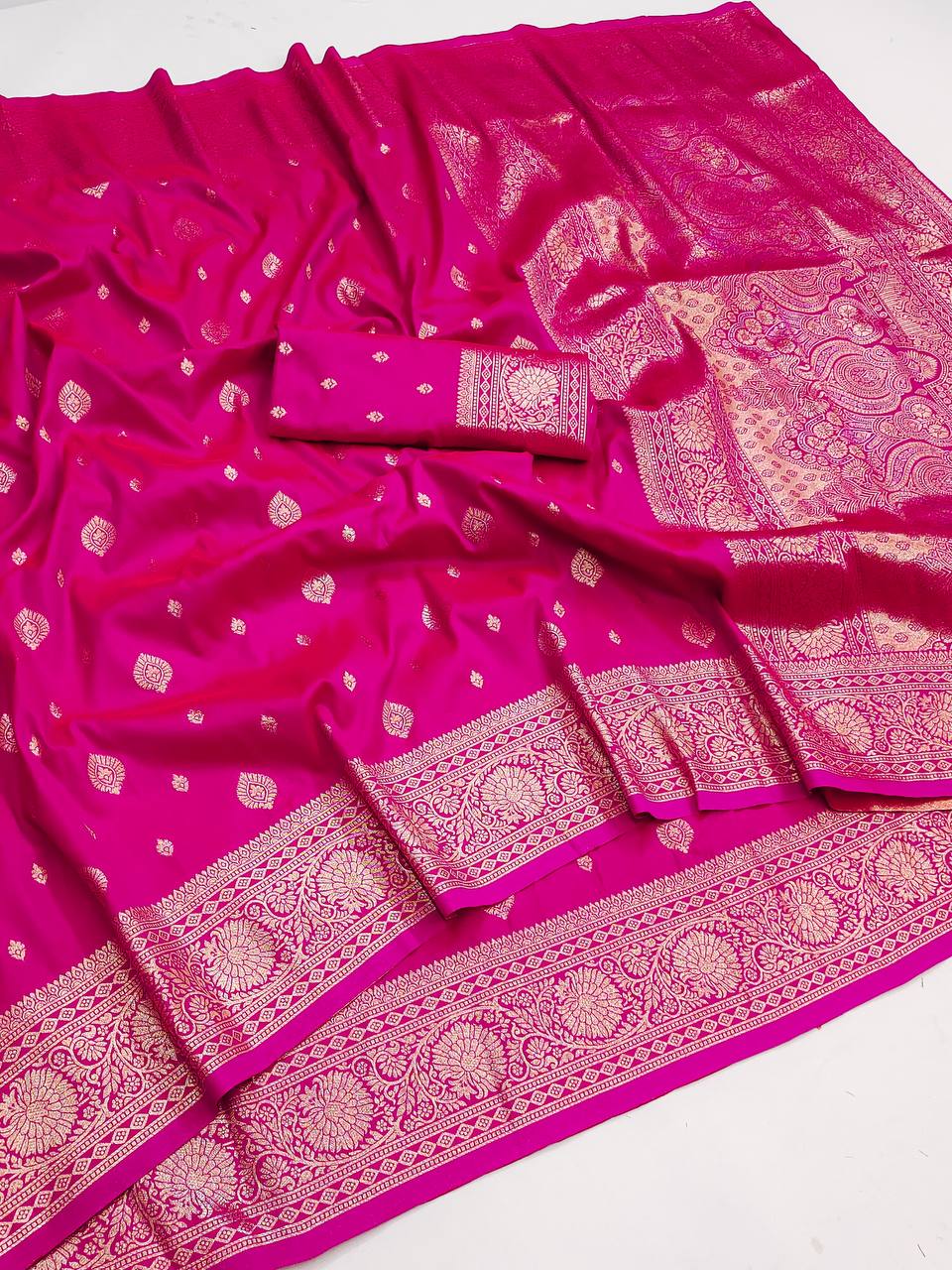Inimitable Dark Pink Soft Banarasi Silk Saree With Entrancing Blouse Piece
