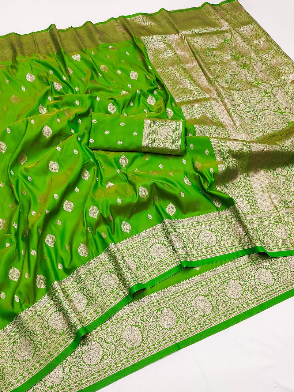 Eloquence Parrot Soft Banarasi Silk Saree With Snazzy Blouse Piece