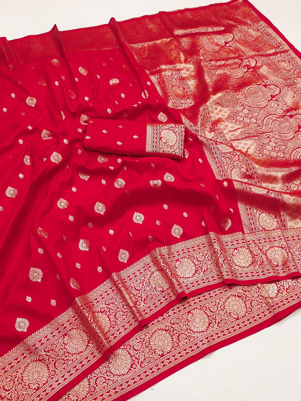 Twirling Red Soft Banarasi Silk Saree With Demanding Blouse Piece