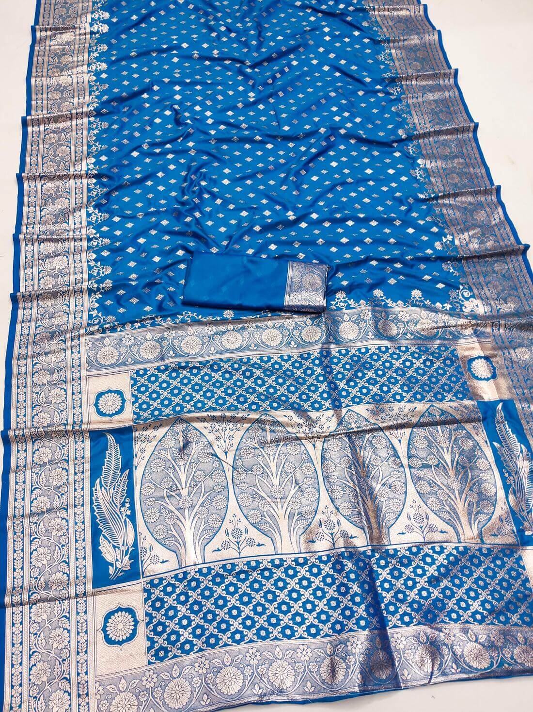 Eclat Firozi Soft Banarasi Silk Saree With Attractive Blouse Piece