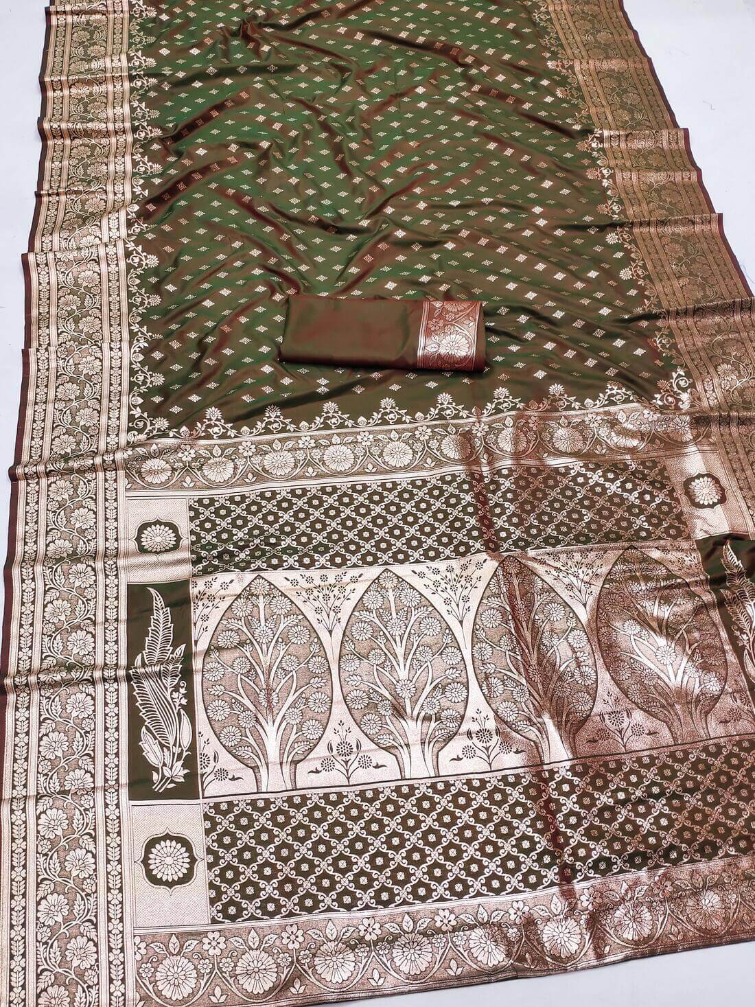 Woebegone Green Soft Banarasi Silk Saree With Innovative Blouse Piece