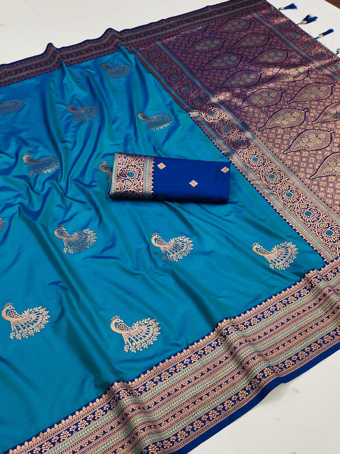 Ineffable Firozi Paithani Silk Saree With Mesmeric Blouse Piece